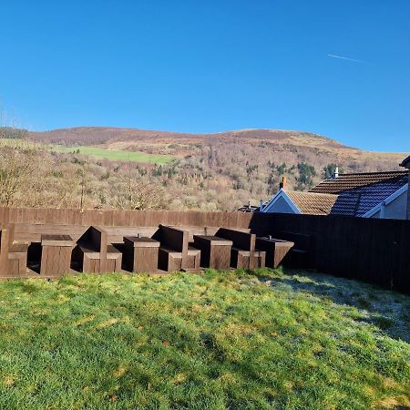 Flat 2, Modern Studio Apartment, Tynte Hotel, Mountain Ash Quakers Yard Eksteriør billede