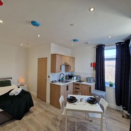 Flat 2, Modern Studio Apartment, Tynte Hotel, Mountain Ash Quakers Yard Eksteriør billede