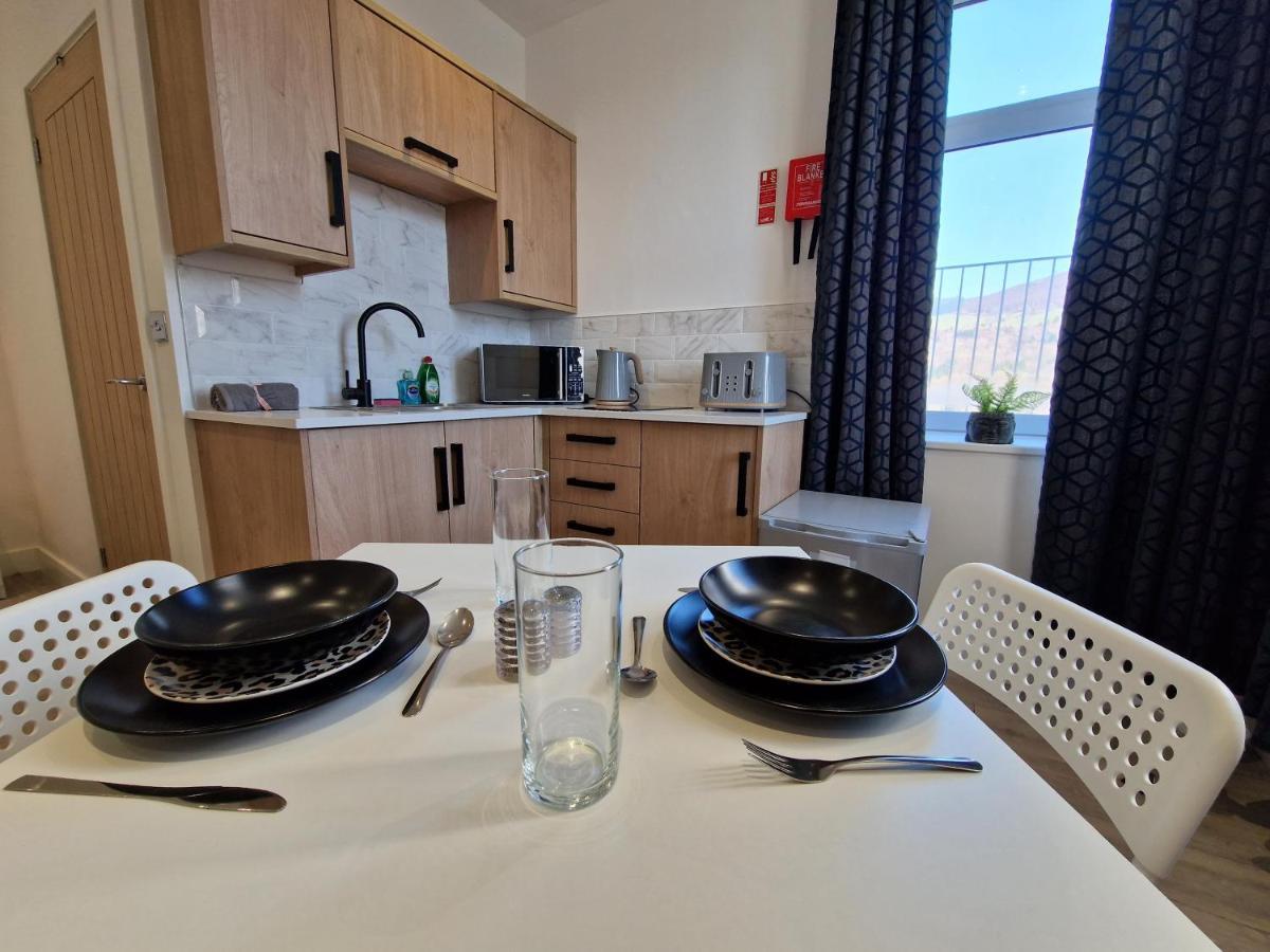 Flat 2, Modern Studio Apartment, Tynte Hotel, Mountain Ash Quakers Yard Eksteriør billede