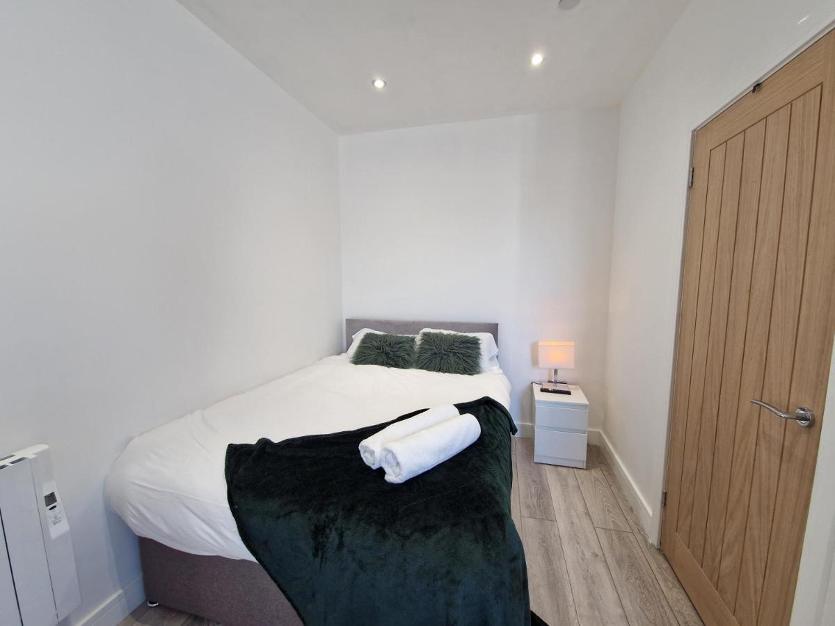 Flat 2, Modern Studio Apartment, Tynte Hotel, Mountain Ash Quakers Yard Eksteriør billede