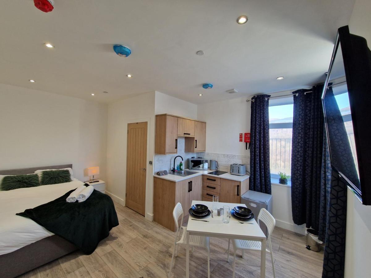 Flat 2, Modern Studio Apartment, Tynte Hotel, Mountain Ash Quakers Yard Eksteriør billede